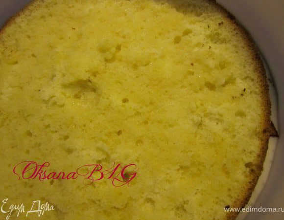 Залить суфле, добавить клубнику. Накрыть коржом 20 см.