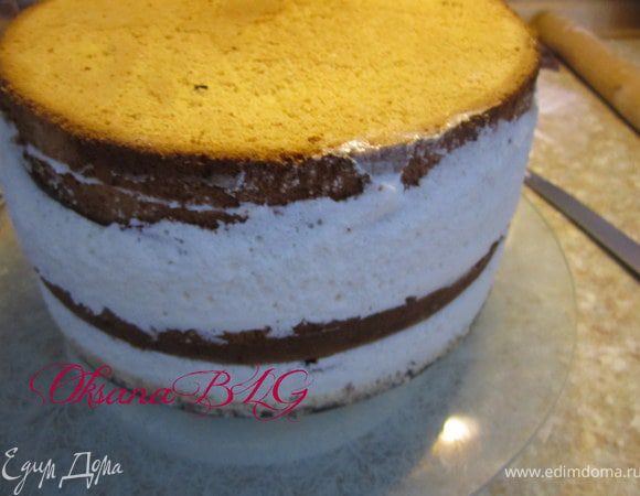 Затем, торт достать из разъемной формы, не переворачивая. Снять пергаментную бумагу.