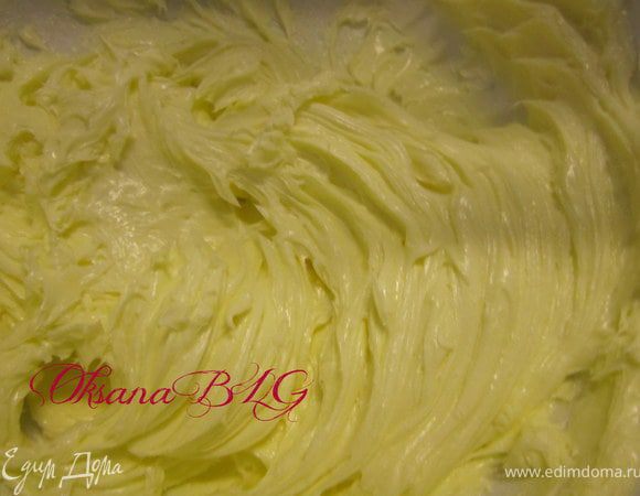 Приготовить масляный крем, масло взбить.