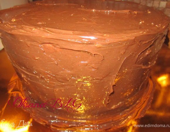 Покрыть торт. Можно особо торт не ровнять. Поставить торт на 30-50 минут в холодильник.