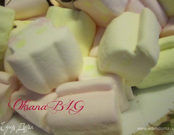 Маршмелоу поставить в микроволновую печь на 5-10 сек. до увеличения в объеме или же растопить на водяной бане.