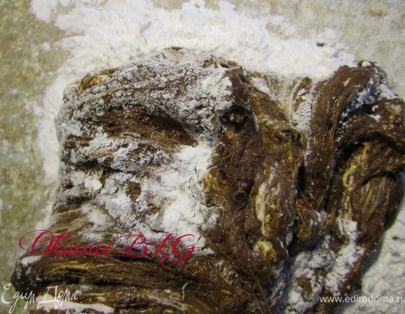 Понемногу добавляя пудру, вымесить мягкую мастику.