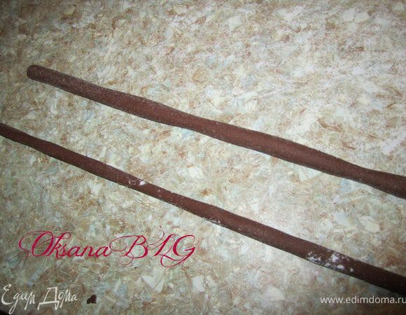 Для ручек, скатать жгутик и немного смочит  водкой обкрутить вокруг еще один жгутик, так сделать две ручки.