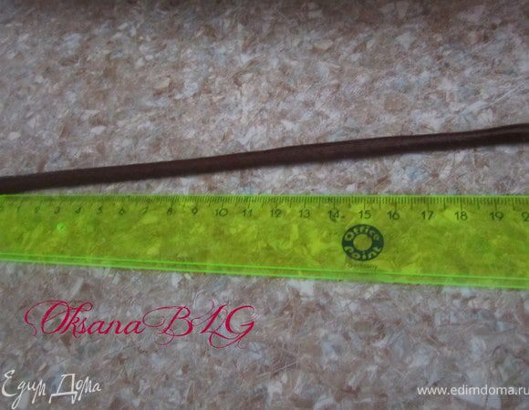 Для корзинки, скатать жгутик разрезать на равные части, длина жгутика должна быть на 5 см больше высоты торта. И жгутиков должно быть нечетное число.