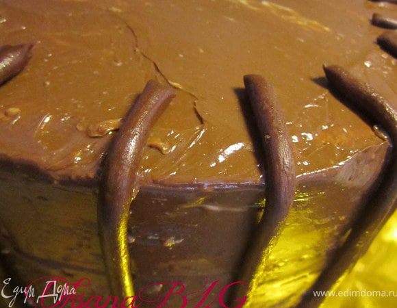 Разложить жгутики на бока торта.