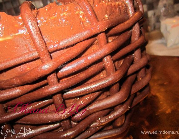 Когда жгутик закончился, скатать новый. Так выплести корзинку.