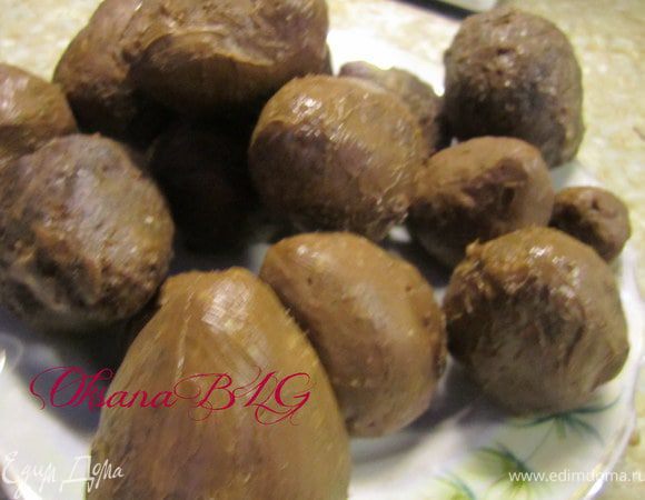 Бисквитную крошку смешать с мягким маслом, сгущуным молоком и потертым шоколадом. Из "картошки" сделать клубничку, разного размера. Покрыть масляным кремом.