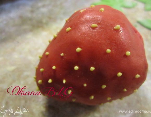 Завернуть в красную мастику. Айсингом(подкрашенным желтым цветом) нанести точечки.