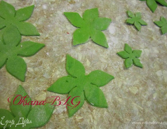 Из зеленой мастики сделать листики для клубничек.