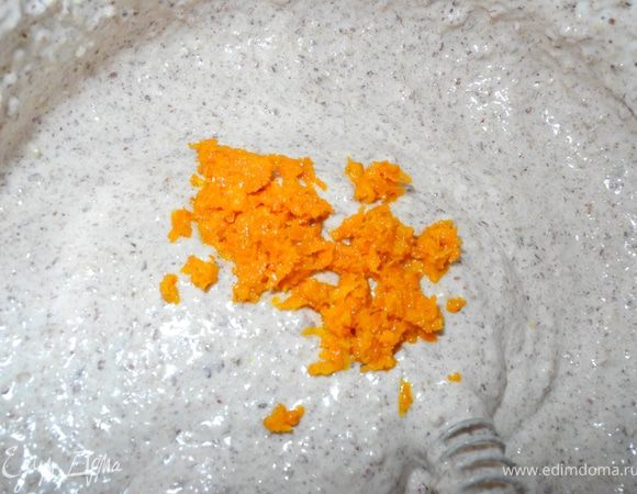 Затем снять с огня, добавить цедру апельсина, аккуратно перемешать.