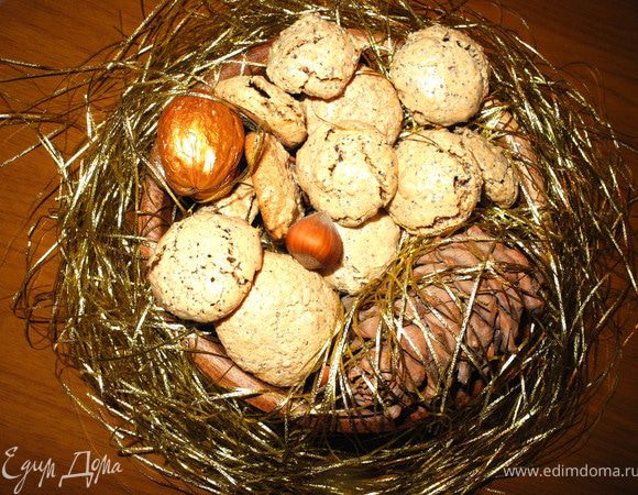 Выпекать в духовке, разогретой до 160 градусов Цельсия в течение 20 минут. Сверху они будут чуть мягковатые, но когда остынут - затвердеют, а серединка останется немного тянущейся. Больше 20 минут держать не стоит, хотя если вы любите полностью хрустящие печенья, то можно оставить остывать в духовке или печь в течение 25 мин.