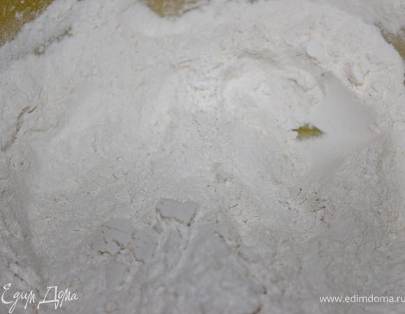 Муку просеять, добавить в нее соду, перемешать. 