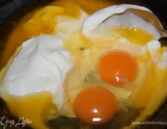 Соединить йогурт, масло, яйца, добавить сахар, соль и ванильный сахар, перемешать. 