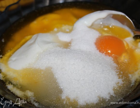 Постепенно вмешать муку, избавляясь от комочков.
