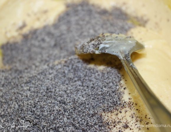 Разделим тесто на три части(одна большая и две поменьше). В первую добавим мак и перемешаем.