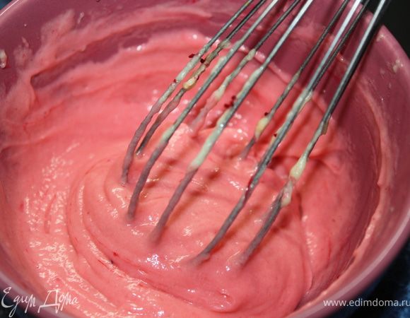 Во вторую краситель и 1 ч.л. минеральной воды. Хорошо перемешать.