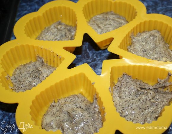 Выкладываем в силиконовые формочки сначала белую массу с маком.