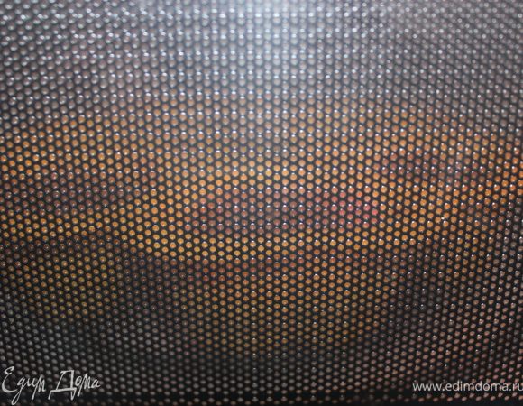 Ставим в микроволновку на 7-8 минут в обычном режиме, мощность выставляем 600 Вт. По истечении времени оставить кексы в СВЧ на 10 минут.