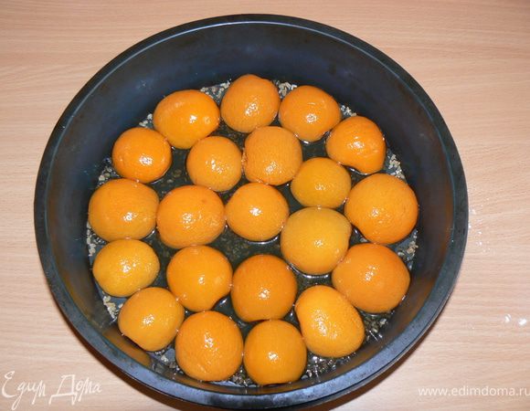 Форму посыпать коричневым сахаром.С абрикосов слить сок,выложить в форму.