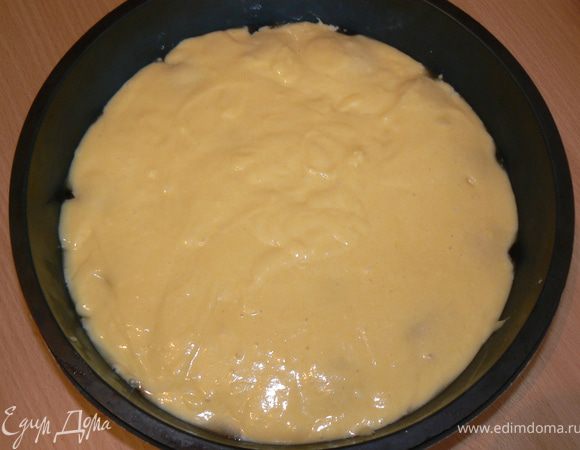 Добавить жидкие ингредиенты в сухие и перемешать несколькими движениями. выложить на абрикосы, печь около часа при 200 гр.