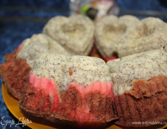 Вытаскиваем кексы из формы.