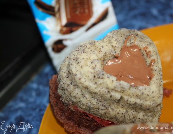 И украшаем по желанию. Я растопила шоколад и заполнила им серединку кексиков.