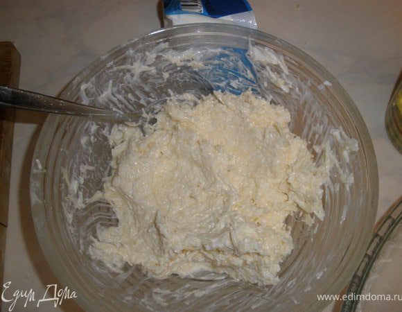 Сыр трем на мелкой терке. Добавляем майонез и чеснок.