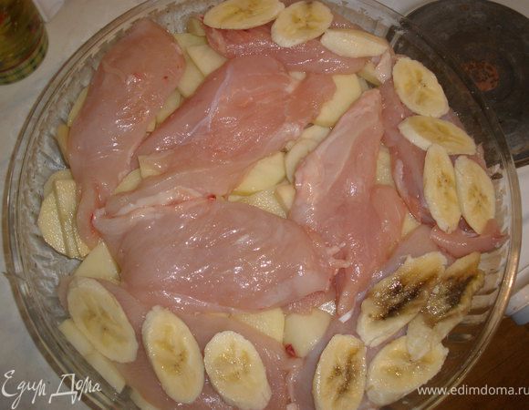 В форму укладываем картофель порезаный на тоненькие пластинки. На него укладываем кусочки филе, все солим. На каждый кусочек укладываем 3-4 дольки банана. Сверху на курицу выкладываем шапкой смесь из майонеза. сыра и чеснока. Ставим в разогретую до 190 градусов духовку примерно на час, до зарумянивания. 