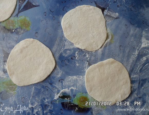 Раскатать шарик в пласт толщиной 5мм.