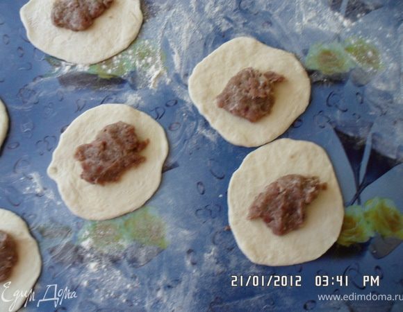 В серединку теста положить фарш.
