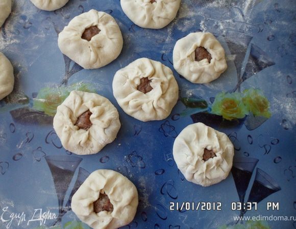Защипать тесто вокруг начинки, оставляя серединку открытой. Дать немного постоять.