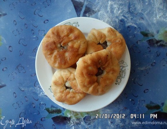 Жарить на сковороде, в большом количестве раскалённого растительного масла, с двух сторон до золотистой корочки, сначала открытой стороной вниз, затем перевернуть. 

подавать горячими