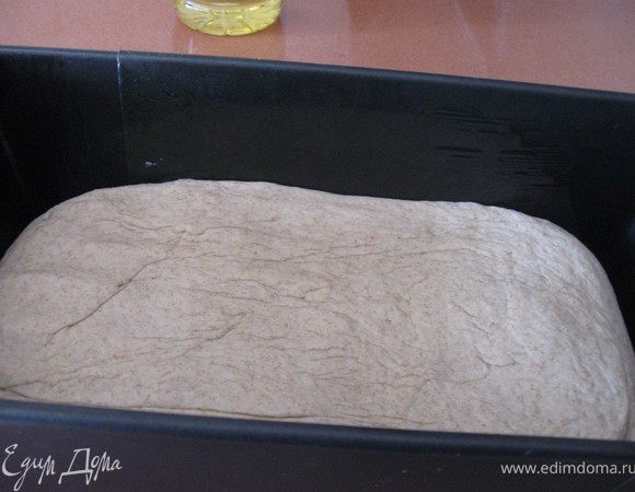 подошедшее тесто переложила в форму, смазанную маслом