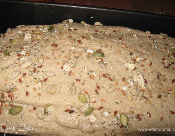 Смазала тесто водой и посыпала семенным миксом