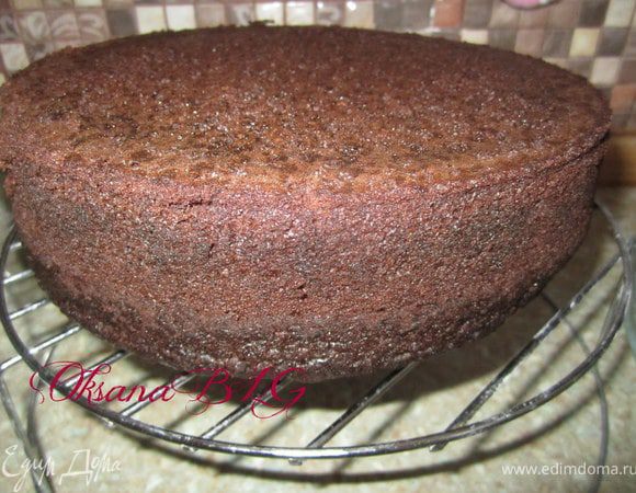 Приготовить бисквит по рецепту http://www.edimdoma.ru/recipes/31029 в форме 24-26 см.
Бисквит охладить, разрезать на 4ре коржа.