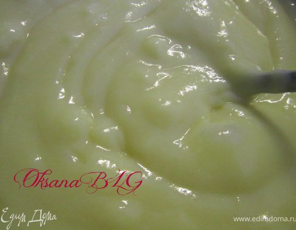 Крем.Молоко вскипятить, снять с огня. Желтки перетереть с сахаром. Аккуратно ввести в горячее молоко, хорошо размешать. Поставить на огонь, постоянно помешивая, не доводя до кипения, варить крем пока он не станет густым. Снять с огня.