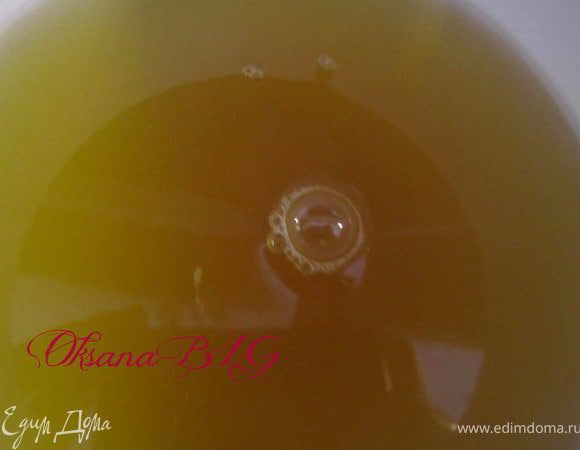 Желатин залить горячей водой, хорошо размешать, чтобы не осталось крупинок.