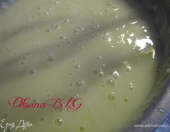 Добавить желатин к заварному крему, хорошо перемешать.