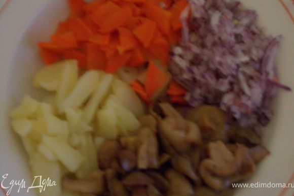 отварить картофель и морковь,остудить и очистить;грибы и горошек освободить от маринада