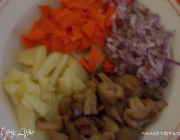 отварить картофель и морковь,остудить и очистить;грибы и горошек освободить от маринада 