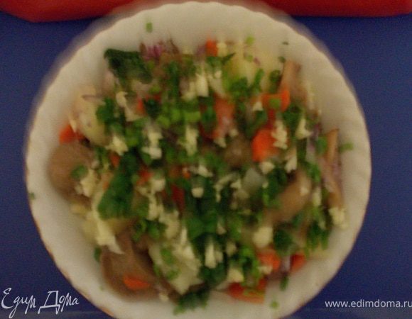 к картофелю и моркови добавить солёные грибы и мелко нарезанный салатный лук