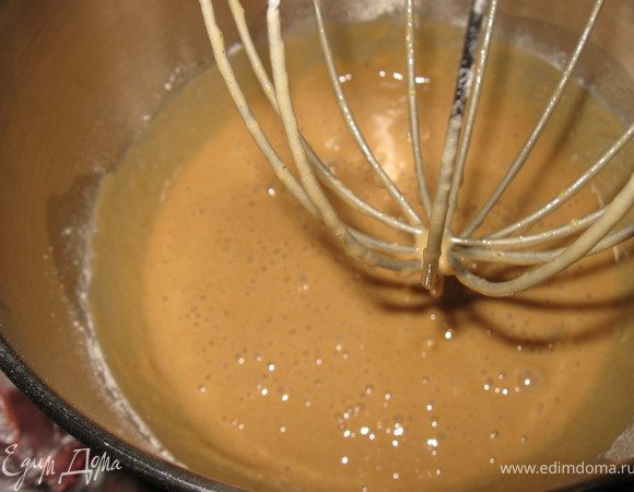 Смешиваем все ингридиенты( кроме орехов и сухофруктов), тесто получается жидкое. 