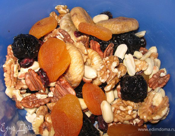 Орехи и сухофрукты( целые, не резать!!!) 