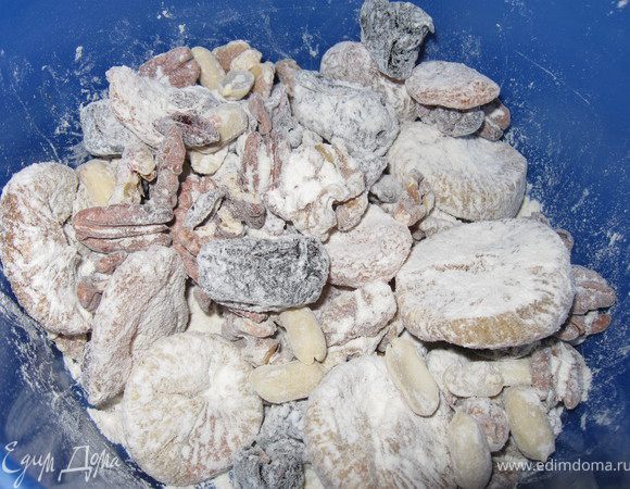 обваливаем в муке