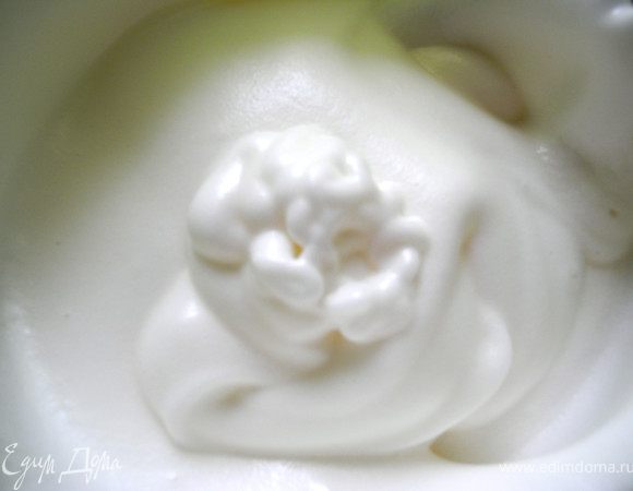 Сначала я отделила белки от желтков. Белки взбила с сахаром и щепоткой соли до крепких пиков. 