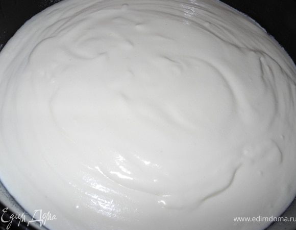 Затем смешала творог, маскарпоне, йогурт и взбила все блендером до кремообразного состояния. Затем, вмешивая, добавила по одному желтки,  сливки и сок. После этого аккуратно перемешала с взбитыми белками, добавляя их понемногу. Получилась очень нежная и воздушная масса.  