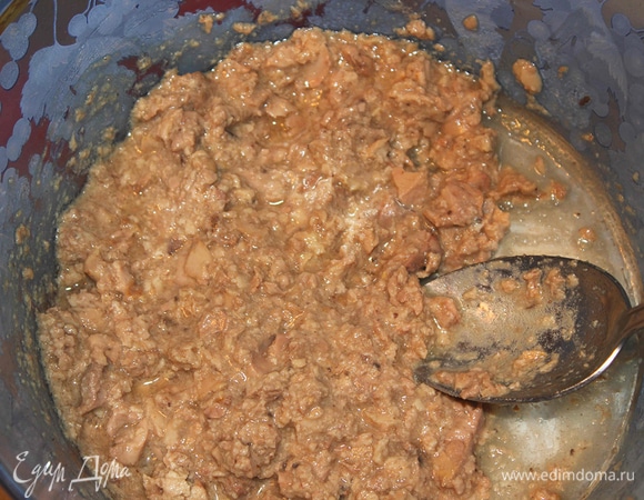 Печень тески размять вилкой. Масло, которое останется в банке, не выливать. Оно нам понадобится для того, чтобы полить салат — так как он будет без майонеза и сметаны, используем немного масла в качестве заправки.