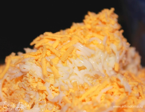 Яйца отварить вкрутую, очистить и натереть на мелкой терке.