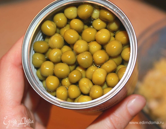 Зеленого горошка можно добавить немного, 2 столовые ложки (если делаете тарталетки). Если в салатник, горошка можно добавить чуть больше.