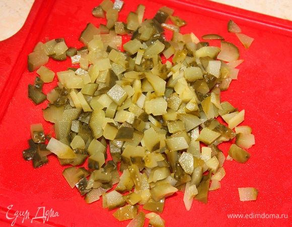 Пару соленых огурчиков мелко порезать.